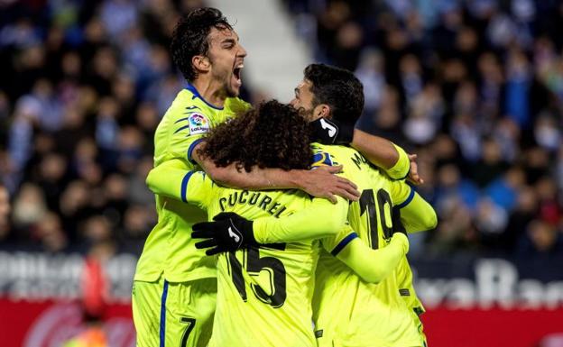 Los jugadores del Getafe celebran uno de sus tres goles al Leganés. 