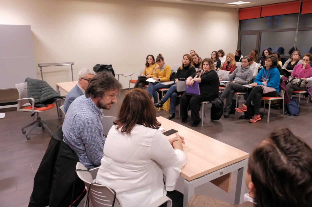 Los concejales Natalia González y Alberto Ferrao, reunidos con miembros de más de veinte ampas representadas. 