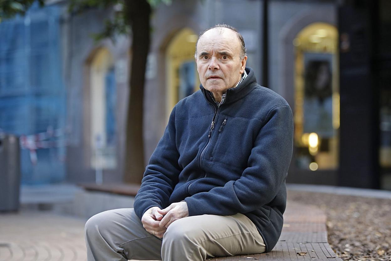 Javier Garcia Cuesta, ayer, en uno de los bancos de la Plaza de Italia. 