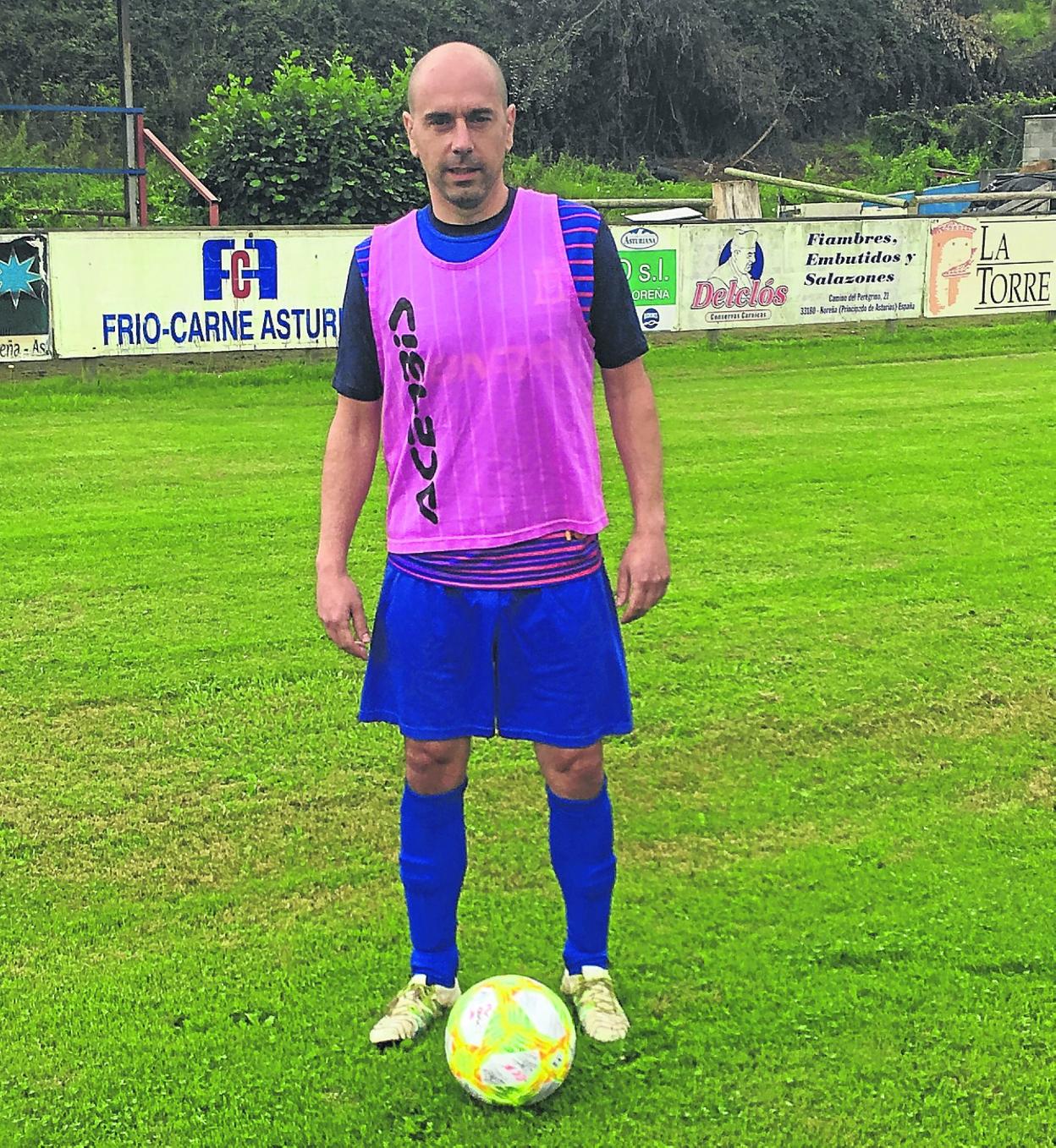 Aitor Tornavaca posa con un balón antes de iniciarse el partido de la primera vuelta. 