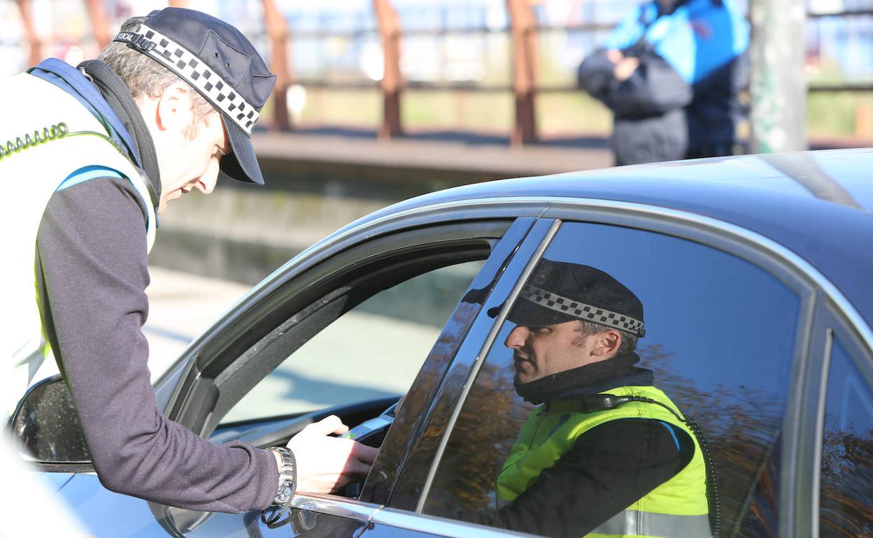 Un agente de la Policía Local de Avilés realizando un control de alcoholemia. 