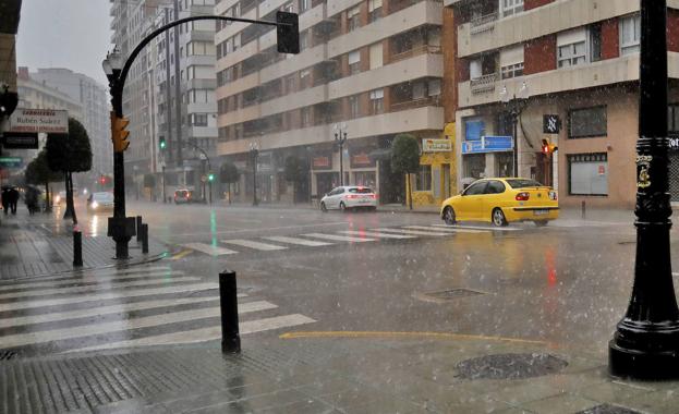 Las fuertes lluvias, presentes en Gijón hoy