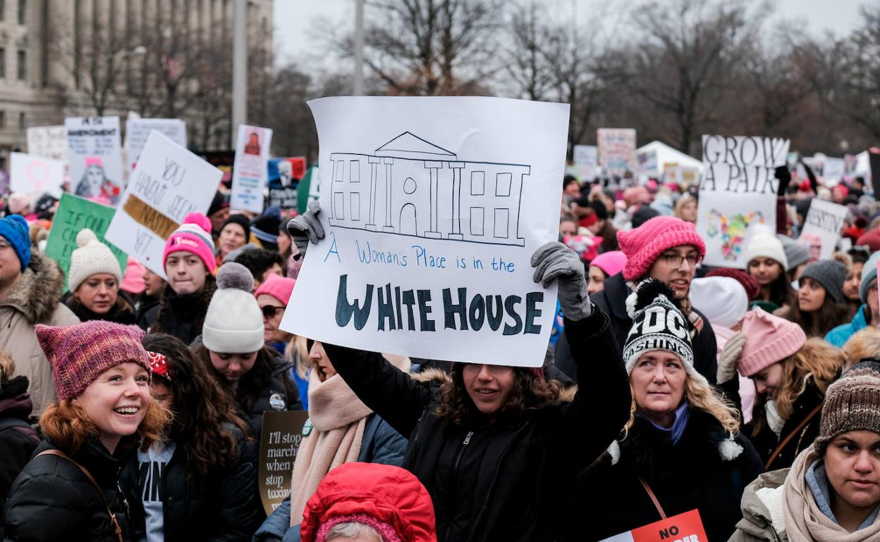 Miles de mujeres reivindican sus derechos en las calles de EE UU.