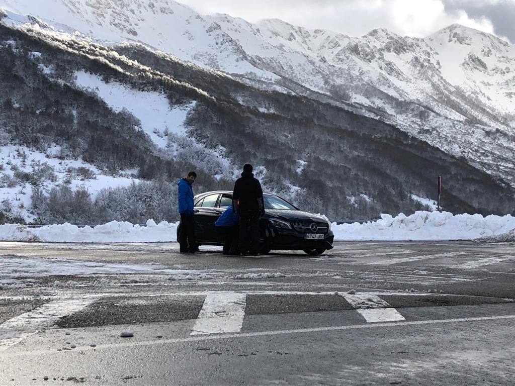 La víctima, un vecino de Oviedo de 43 años, viajaba junto a su familia a la estación de esquí