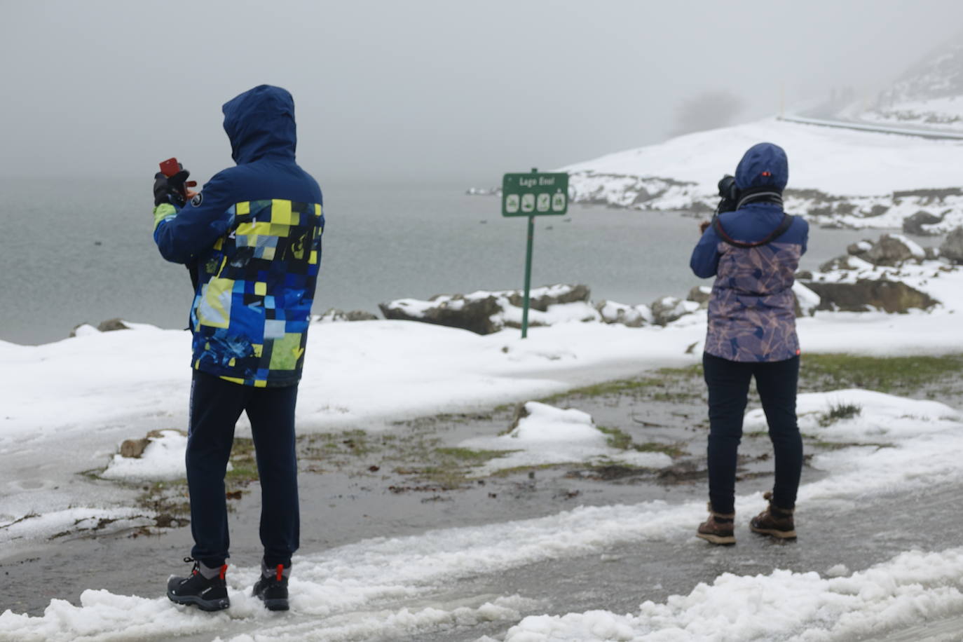 Muchas personas se decidieron a subir a los Lagos de Covadonga llamados por la nieve caída en la noche