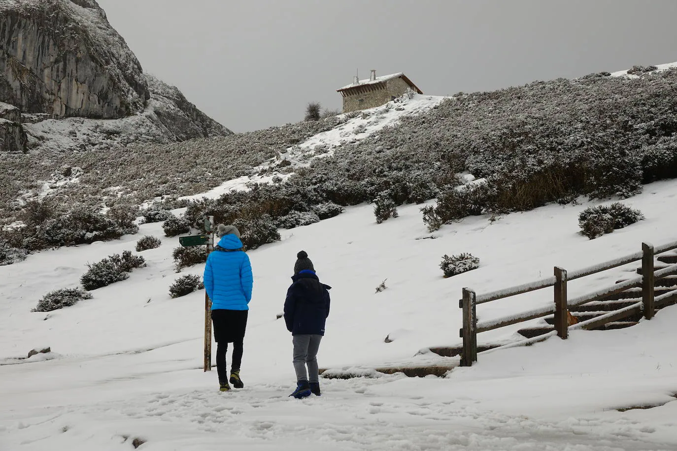 Muchas personas se decidieron a subir a los Lagos de Covadonga llamados por la nieve caída en la noche