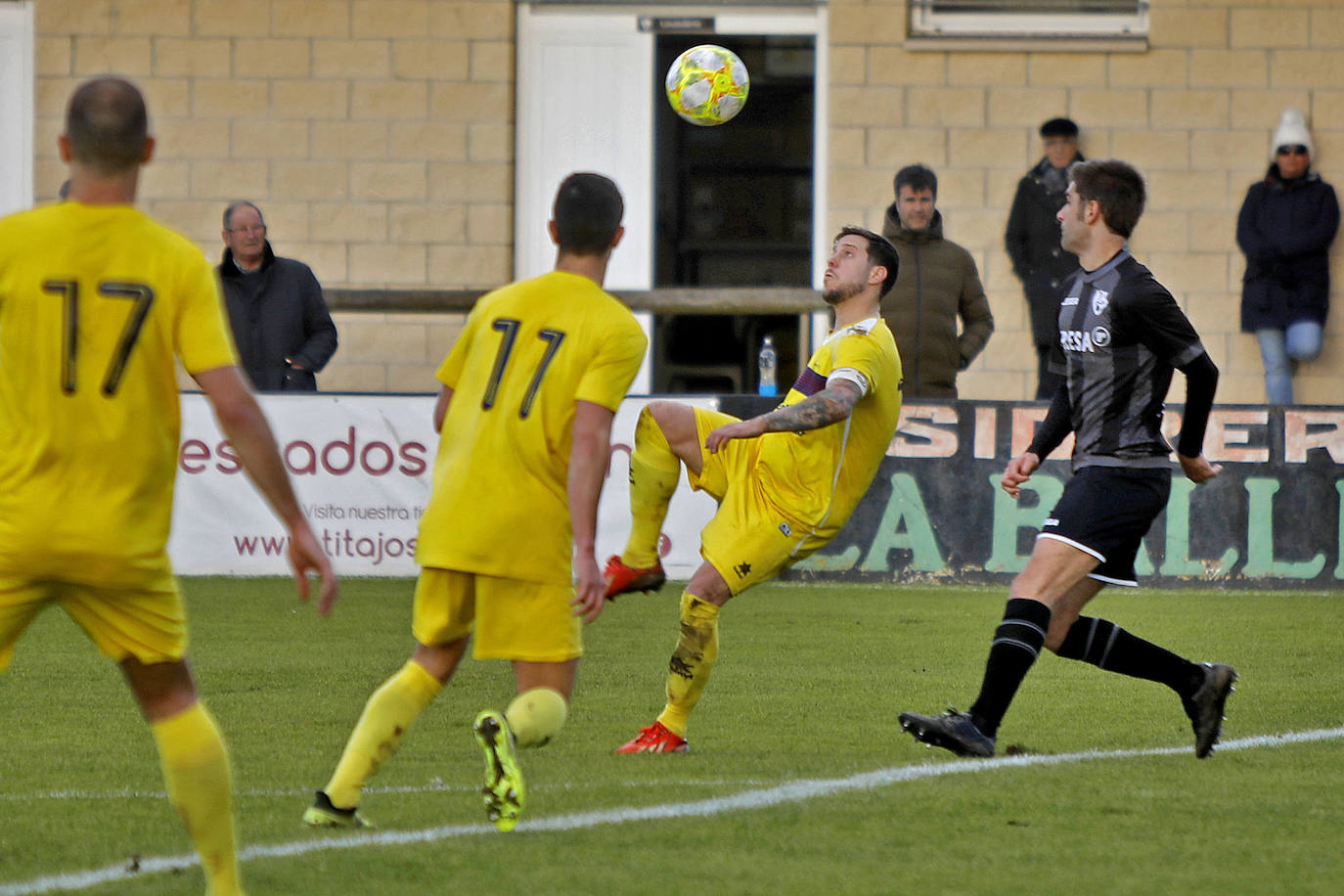 Les Caleyes acogió el duelo entre el Lealtad y el Navarro durante la jornada número 21 de la Tercera División