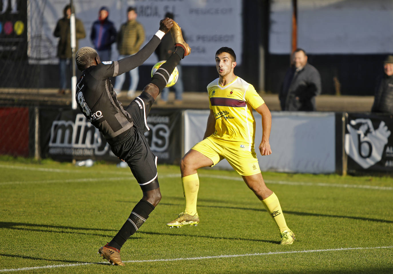 Les Caleyes acogió el duelo entre el Lealtad y el Navarro durante la jornada número 21 de la Tercera División