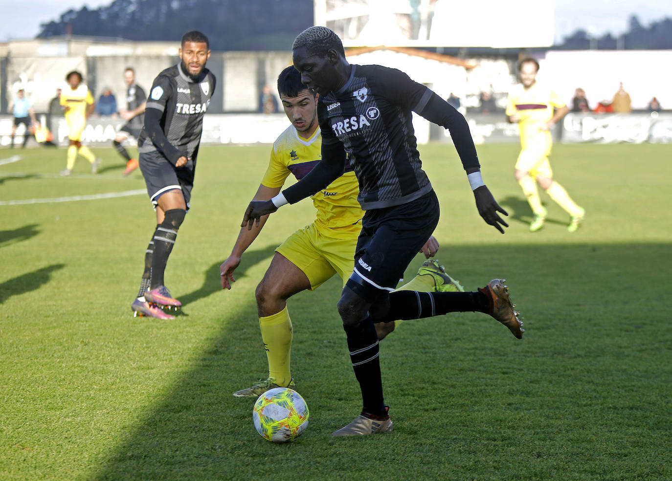 Les Caleyes acogió el duelo entre el Lealtad y el Navarro durante la jornada número 21 de la Tercera División