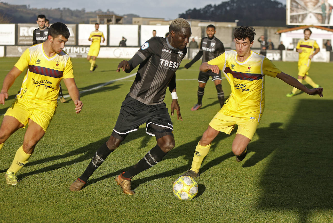 Les Caleyes acogió el duelo entre el Lealtad y el Navarro durante la jornada número 21 de la Tercera División