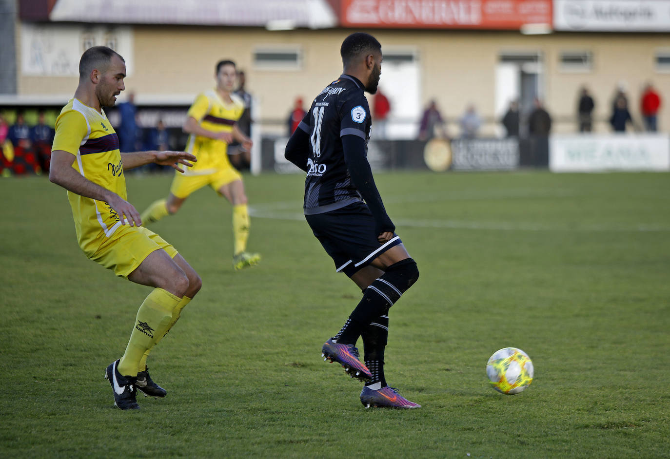 Les Caleyes acogió el duelo entre el Lealtad y el Navarro durante la jornada número 21 de la Tercera División