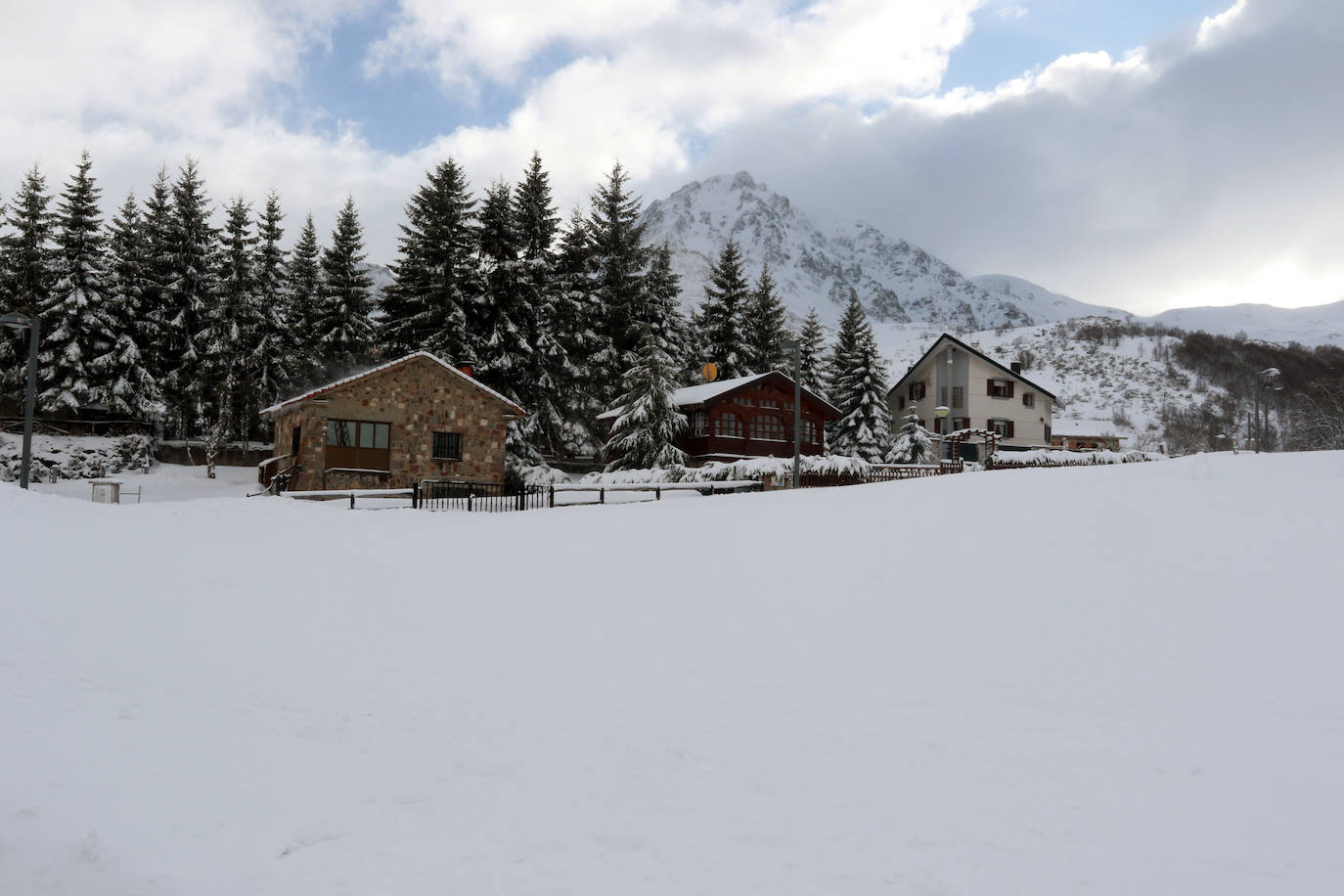 La borrasca 'Gloria' lleva a Asturias con una notable bajada de las temperaturas y el desplome de la cota de nieve. En las primeras horas, de hecho, ya ha causado complicaciones viarias, entre otros puntos, en el puerto de Pajares.