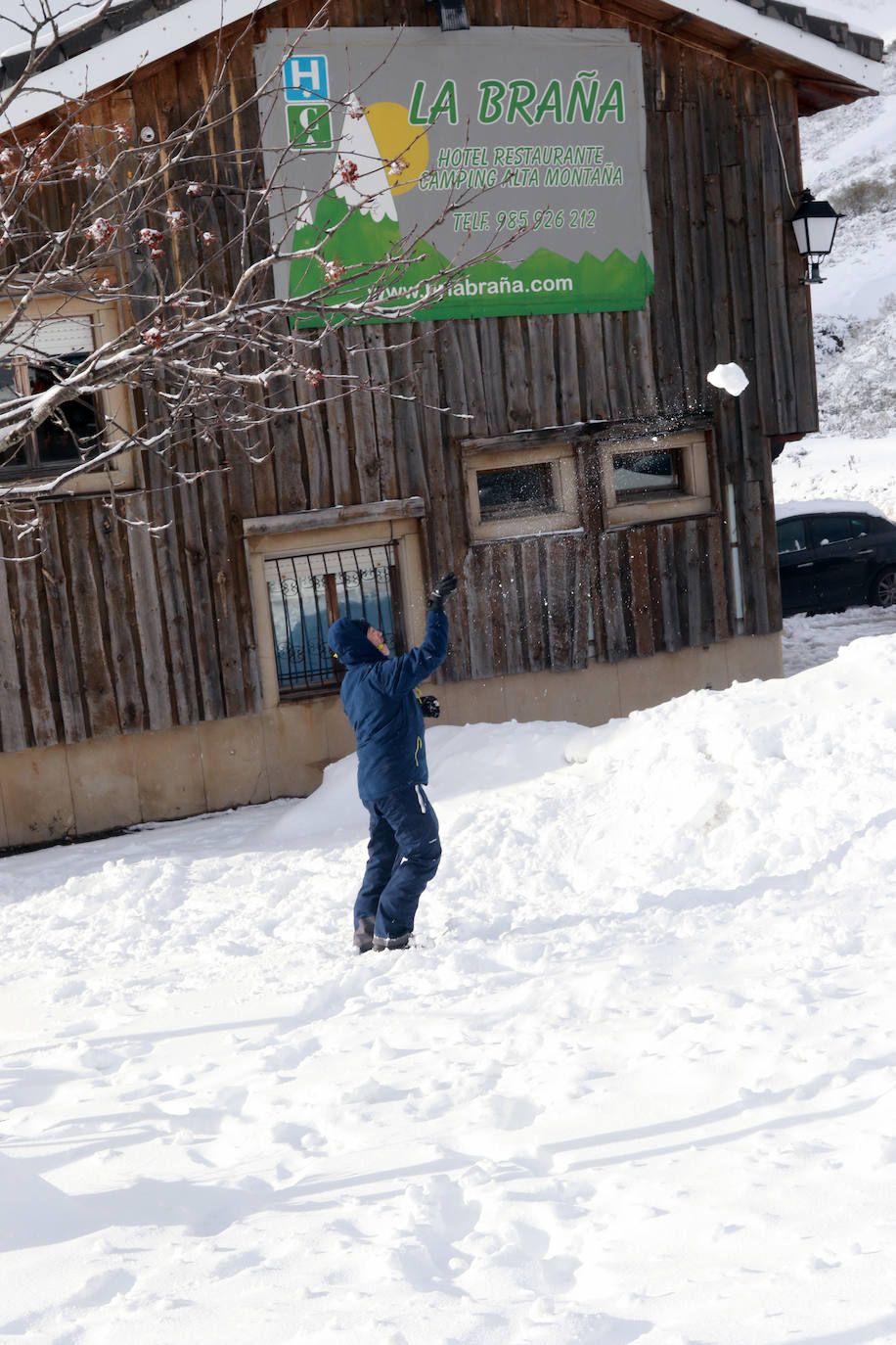 La borrasca 'Gloria' lleva a Asturias con una notable bajada de las temperaturas y el desplome de la cota de nieve. En las primeras horas, de hecho, ya ha causado complicaciones viarias, entre otros puntos, en el puerto de Pajares.