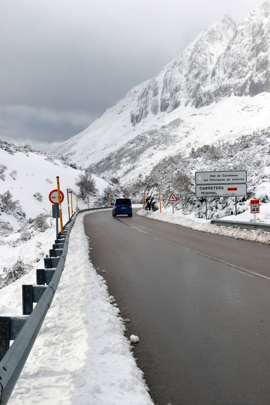 La borrasca 'Gloria' lleva a Asturias con una notable bajada de las temperaturas y el desplome de la cota de nieve. En las primeras horas, de hecho, ya ha causado complicaciones viarias, entre otros puntos, en el puerto de Pajares.