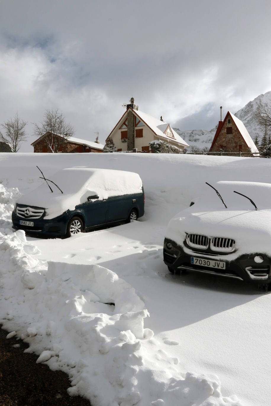 La borrasca 'Gloria' lleva a Asturias con una notable bajada de las temperaturas y el desplome de la cota de nieve. En las primeras horas, de hecho, ya ha causado complicaciones viarias, entre otros puntos, en el puerto de Pajares.