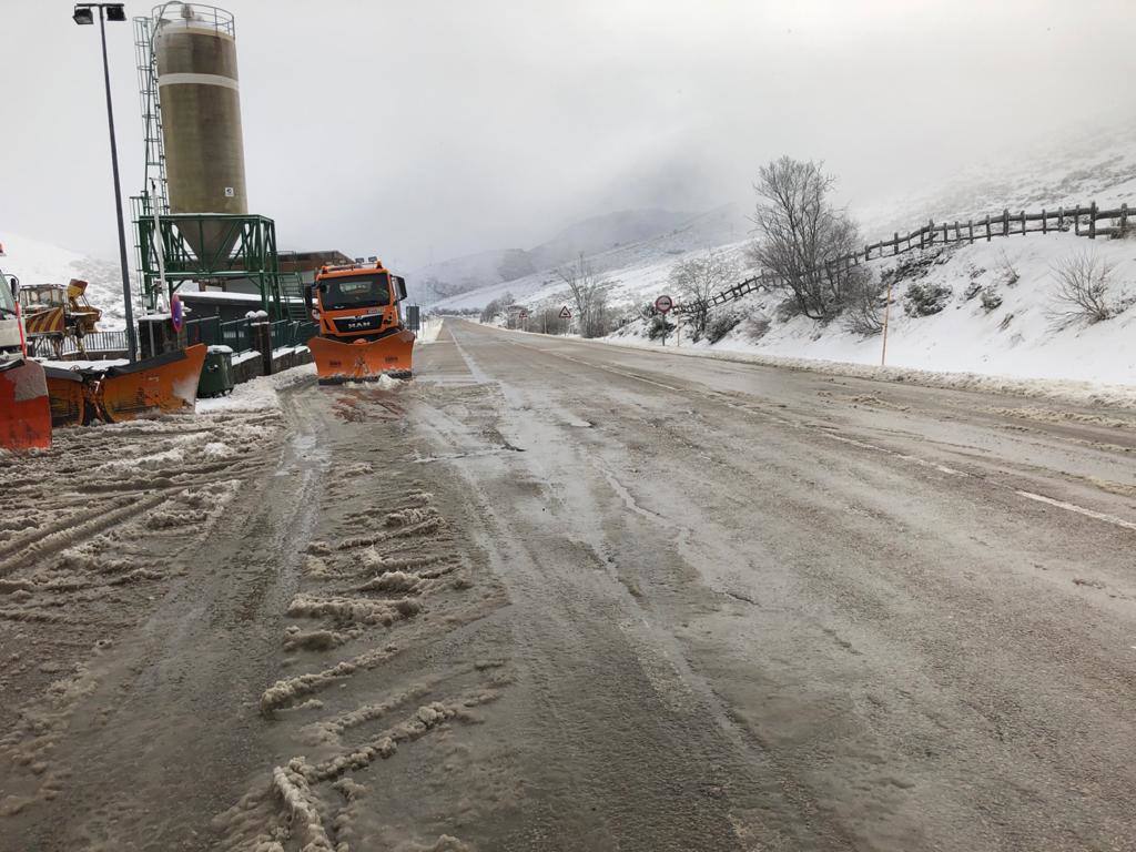 La borrasca 'Gloria' lleva a Asturias con una notable bajada de las temperaturas y el desplome de la cota de nieve. En las primeras horas, de hecho, ya ha causado complicaciones viarias, entre otros puntos, en el puerto de Pajares.