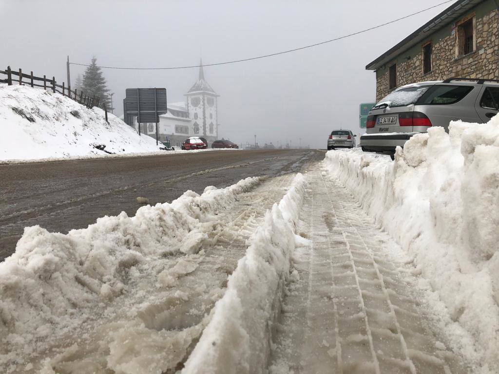 La borrasca 'Gloria' lleva a Asturias con una notable bajada de las temperaturas y el desplome de la cota de nieve. En las primeras horas, de hecho, ya ha causado complicaciones viarias, entre otros puntos, en el puerto de Pajares.