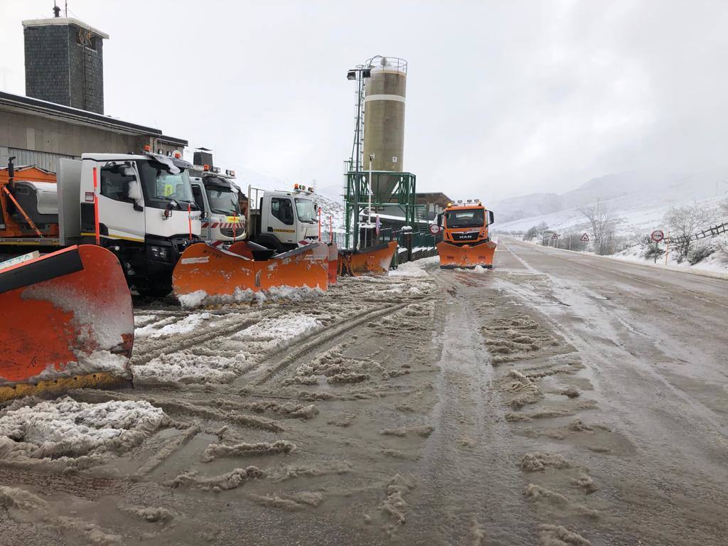 La borrasca 'Gloria' lleva a Asturias con una notable bajada de las temperaturas y el desplome de la cota de nieve. En las primeras horas, de hecho, ya ha causado complicaciones viarias, entre otros puntos, en el puerto de Pajares.