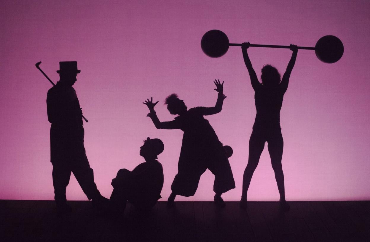 La compañía La Maquiné inaugura Feten con su espectáculo 'Acróbate y arlequín'. 