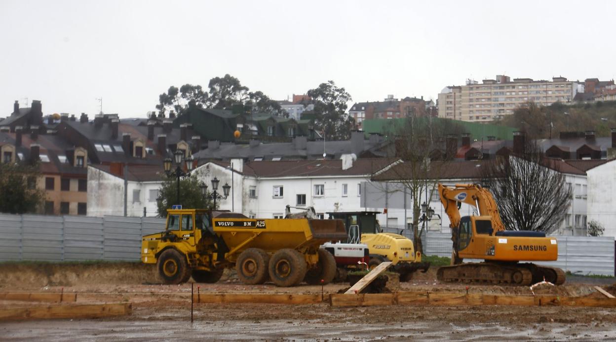 Futuro IES de La Florida. El nuevo centro educativo se está construyendo en una parc ela entre las calles Navia, Valdés y Ángel del Río Uribe tras diez años de espera. Está previsto que las obras finalicen en 2021 tras arrancar el pasado mes de septiembre. 