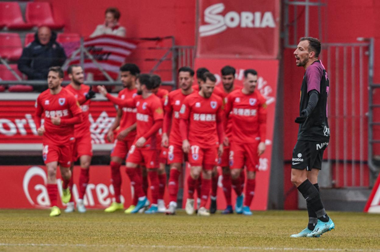 Aitor García protesta de forma airada después del primer gol del Numancia, logrado tras una jugada de estrategia. 