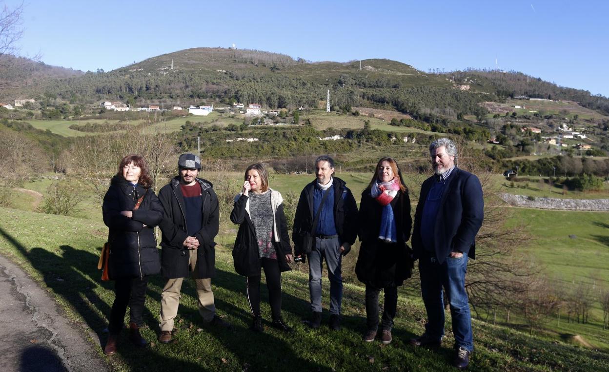 Los representantes de Somos Oviedo, con Ana Taboada en el centro, y Podemos, con Juan López Uralde a la derecha de la imagen, en la pista finlandesa, donde saldría el túnel de la Ronda Norte en una de las alternativas en las que trabaja Fomento. 