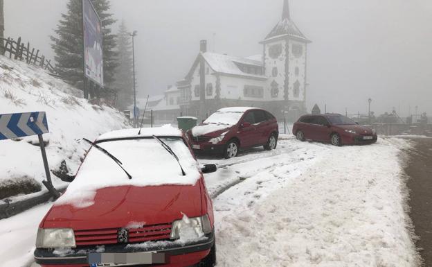 La nieve complica la circulación en el alto de Pajares.