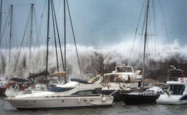 Fuertes olas en el puerto deportivo de Barcelona. 