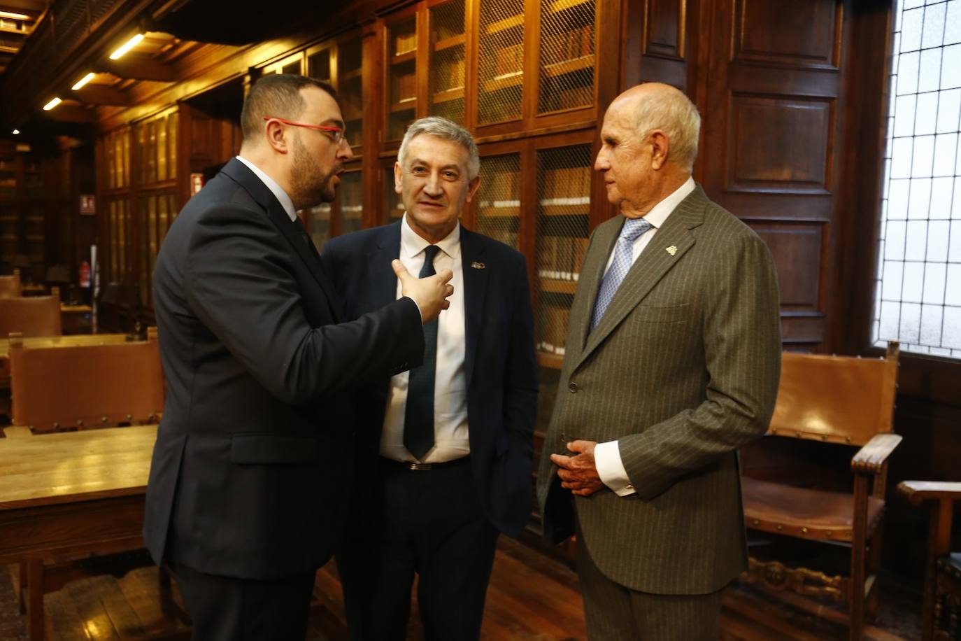 El empresario asturmexicano ensalzó el papel de las universidades públicas en un acto celebrado en la biblioteca del edificio histórico de la Universidad de Oviedo. 