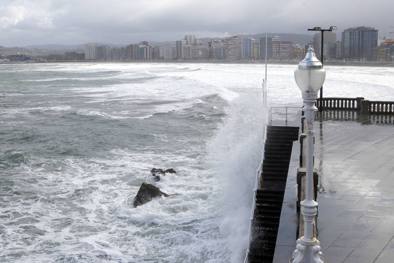 El Principado de Asturias está en alerta por nieve y fenómenos costeros, con olas que han llegado hasta los cinco metros. 