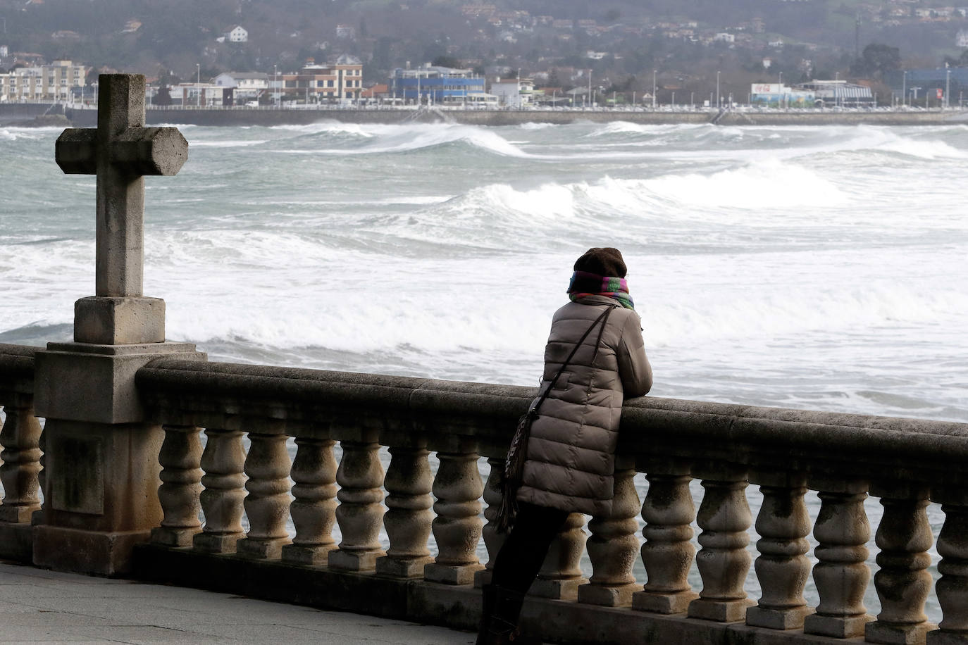 El Principado de Asturias está en alerta por nieve y fenómenos costeros, con olas que han llegado hasta los cinco metros. 