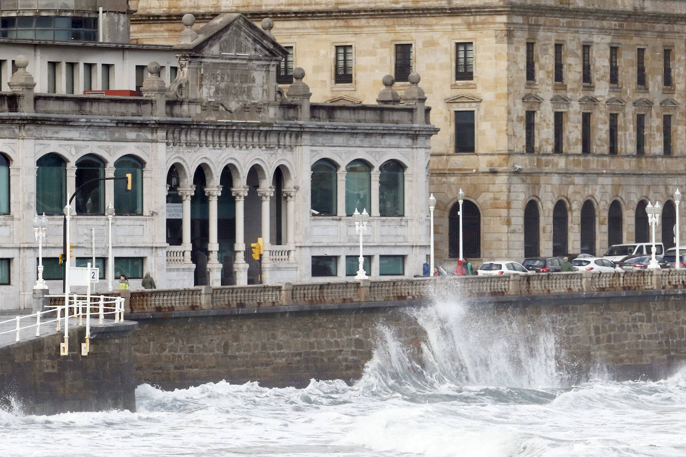 El Principado de Asturias está en alerta por nieve y fenómenos costeros, con olas que han llegado hasta los cinco metros. 