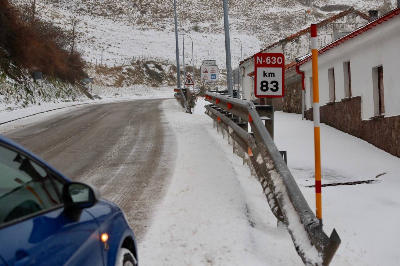 Varios puertos de montaña requieren el uso de cadenas y Pajares comenzó la jornada cerrado para la circulación de camiones.