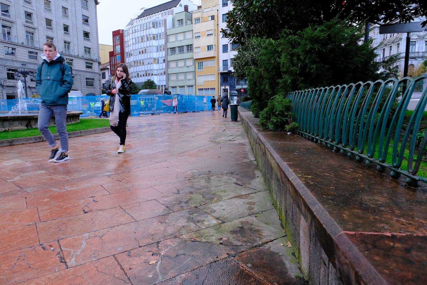 Fotos: Los bancos arcoíris, fuera de La Escandalera