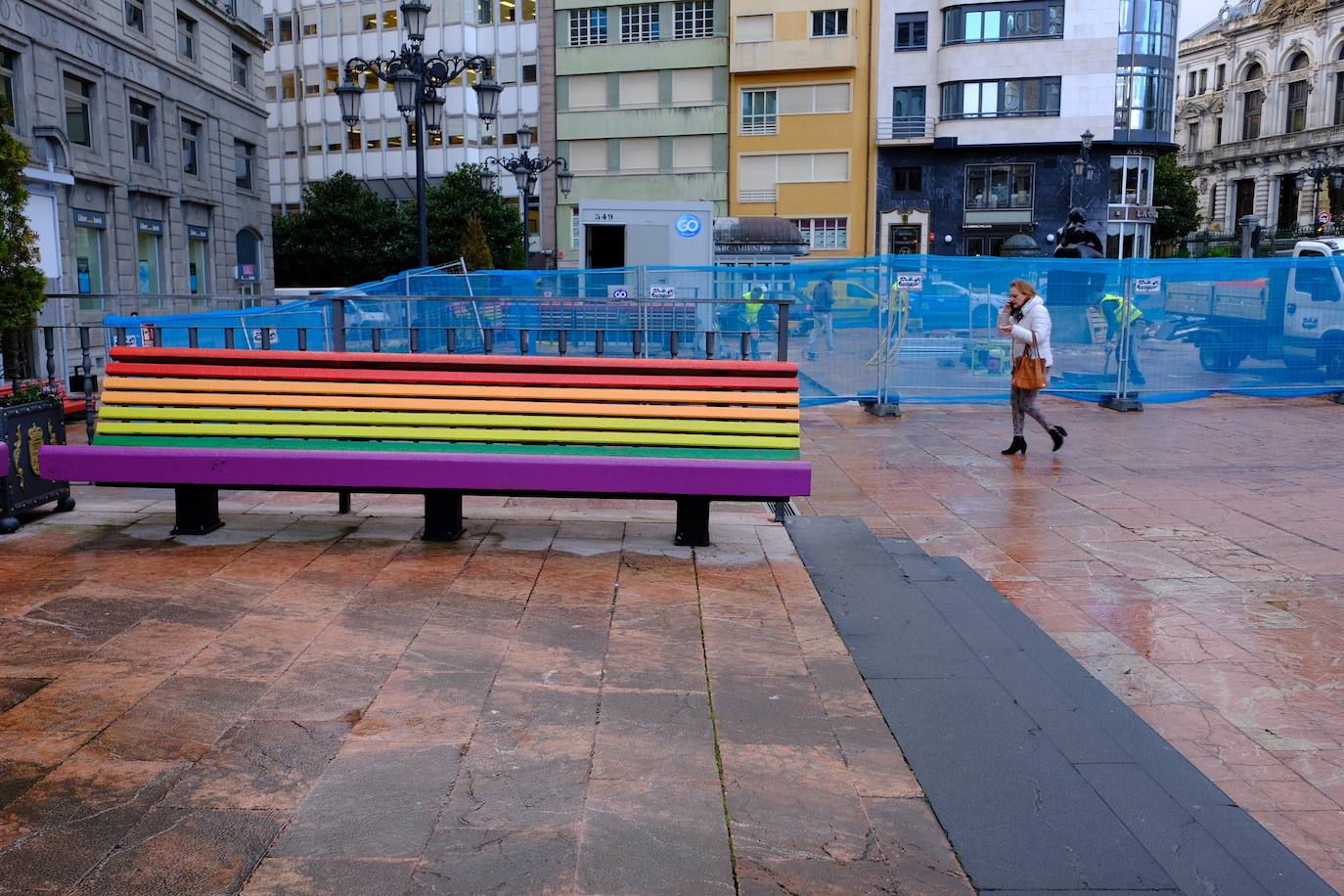 Fotos: Los bancos arcoíris, fuera de La Escandalera