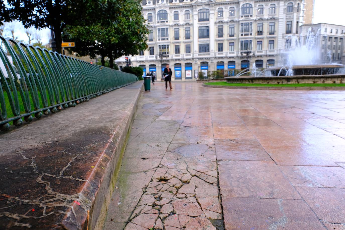 Fotos: Los bancos arcoíris, fuera de La Escandalera