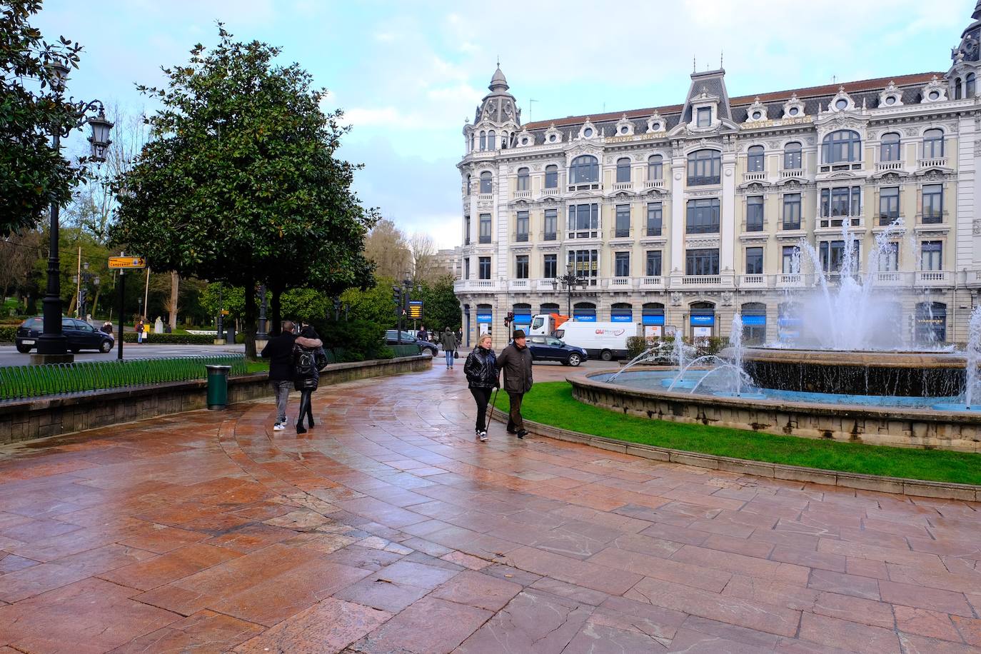 Fotos: Los bancos arcoíris, fuera de La Escandalera