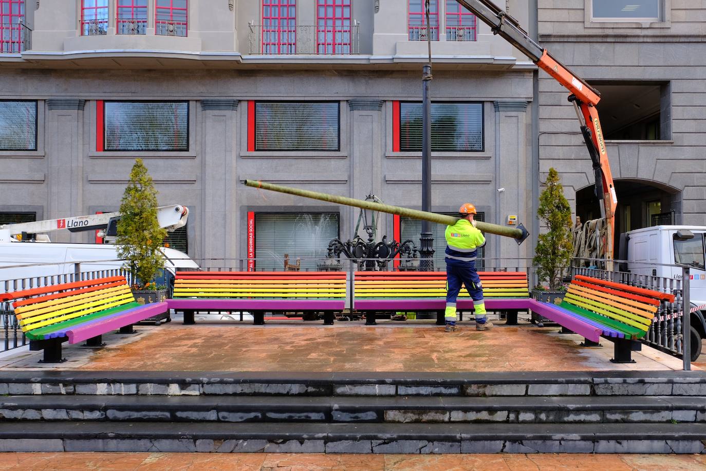 Fotos: Los bancos arcoíris, fuera de La Escandalera