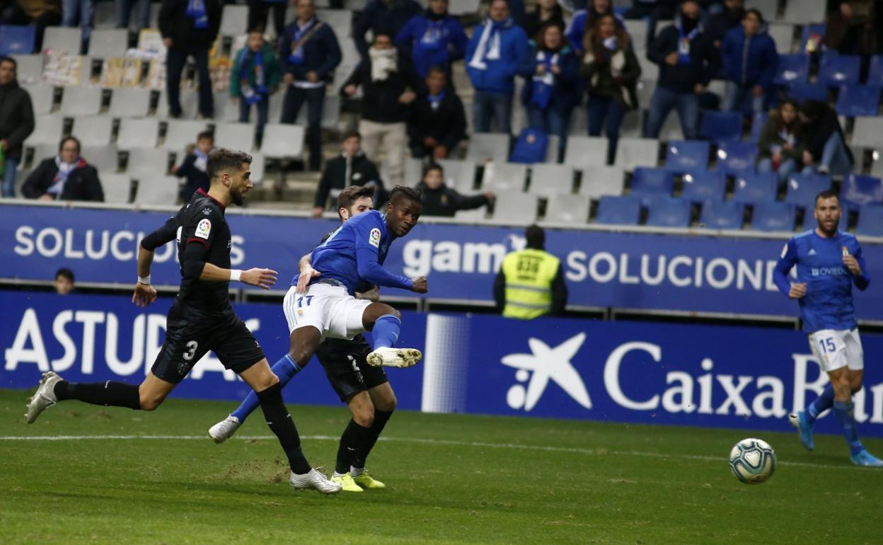 Instante en el que Ibra golpea el balón entre los dos centrales para conseguir con un tiro cruzado el empate definitivo. 