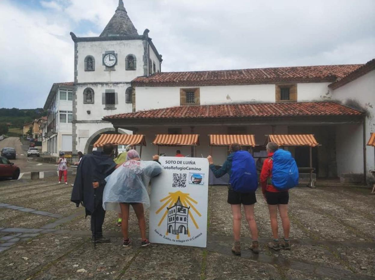 Peregrinos, frente a la iglesia de Santa María en Soto de Luiña. 