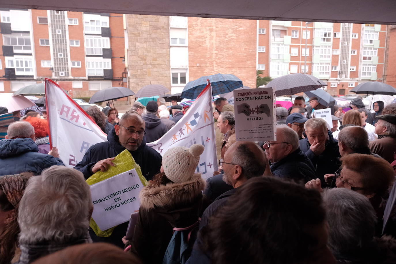 Fotos: Cerca de 200 personas piden más recursos para los centros de salud asturianos