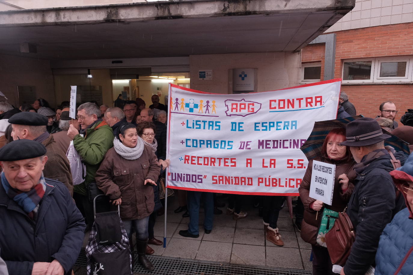 Fotos: Cerca de 200 personas piden más recursos para los centros de salud asturianos
