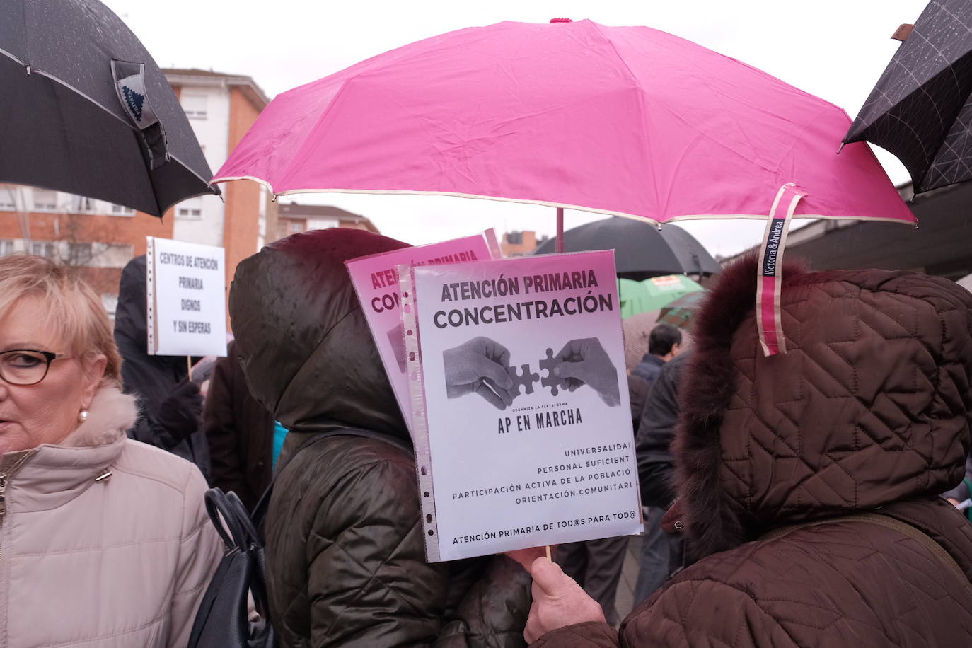 Fotos: Cerca de 200 personas piden más recursos para los centros de salud asturianos