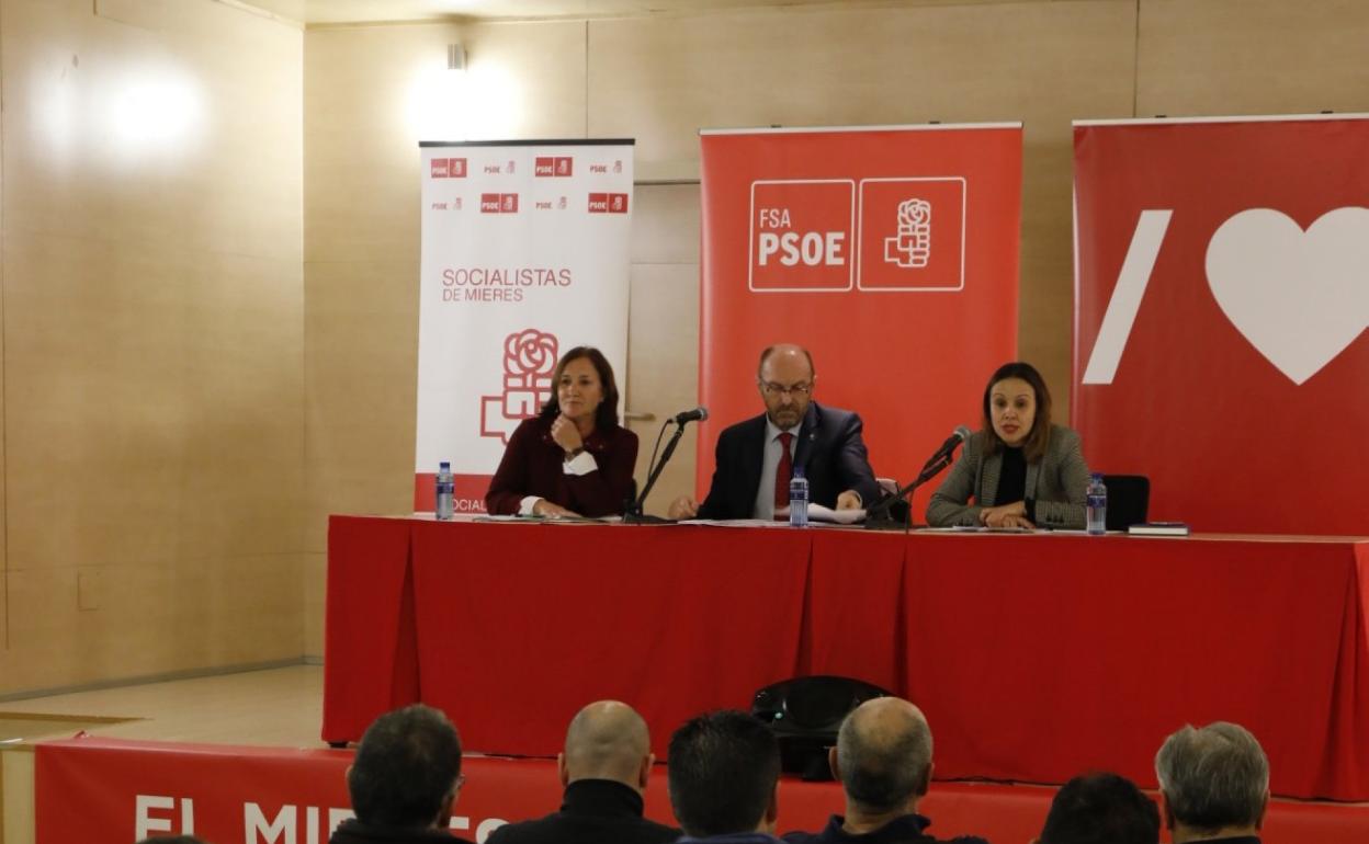 Asamblea informativa del presupuesto ofrecida por Juan Cofiño en la Casa de Cultura de Mieres. 