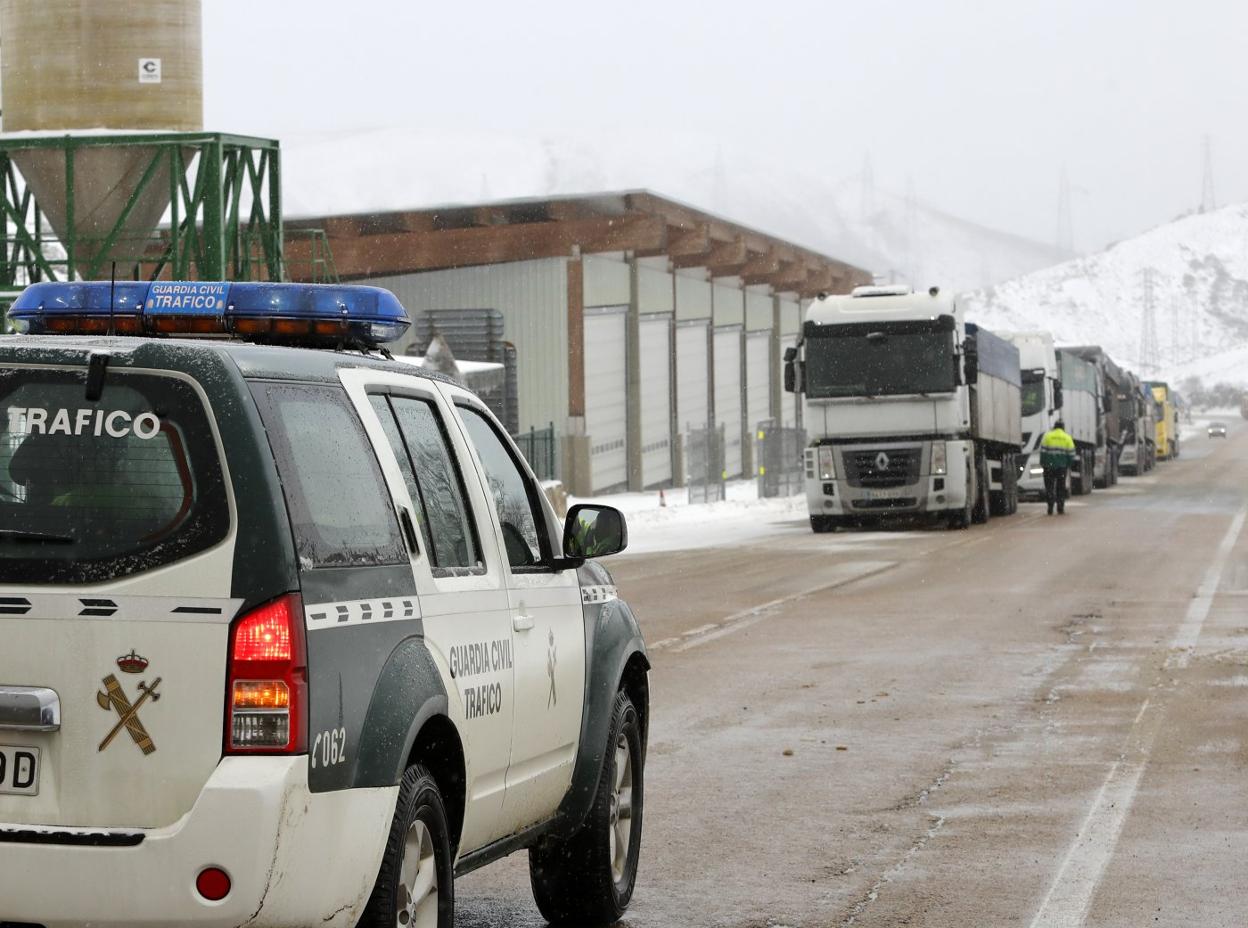 La Guardia Civil paró a los camiones que se dirigían al puerto de Pajares debido a la fuerte nevada. 