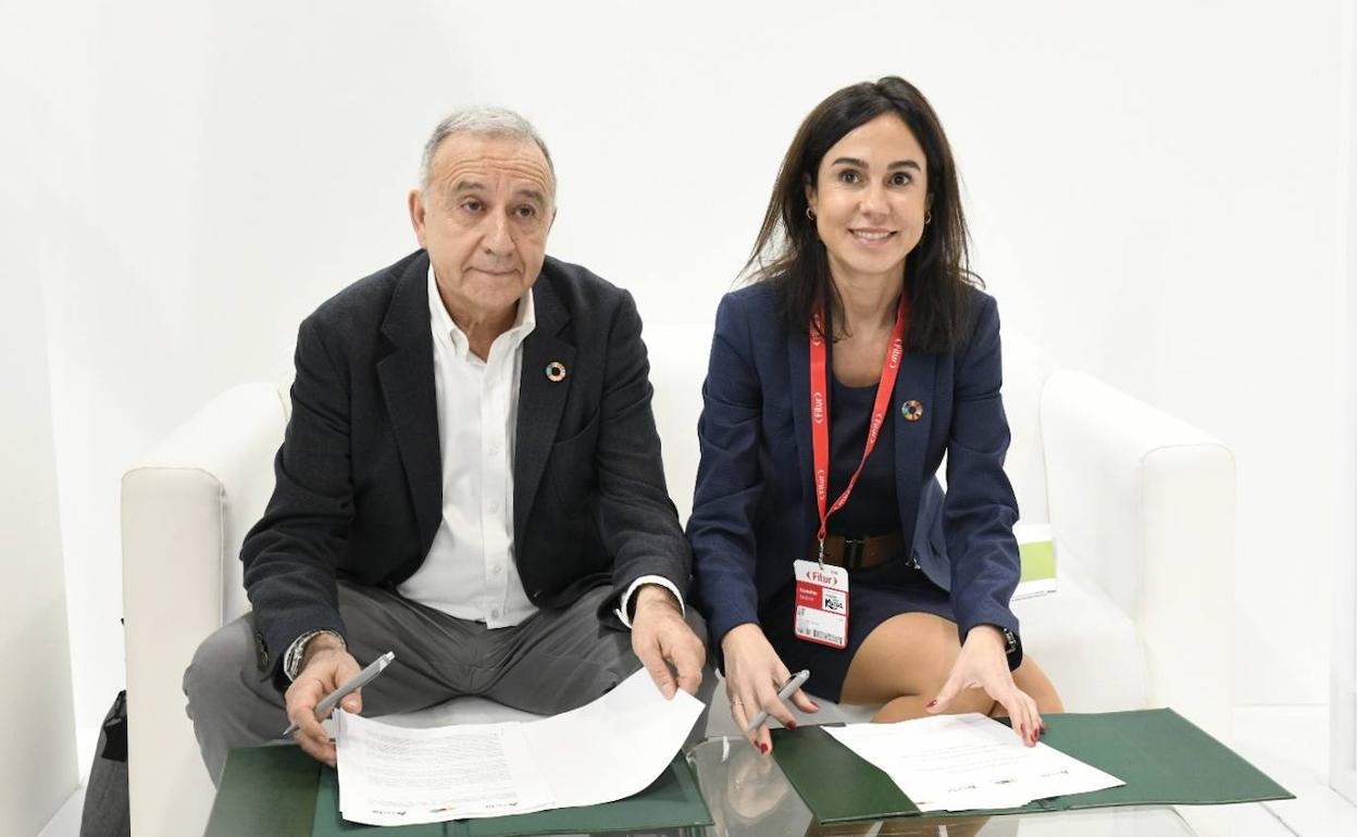 Antoni Poveda e Isabel Pardo de Vera firman el acuerdo en FITUR. 