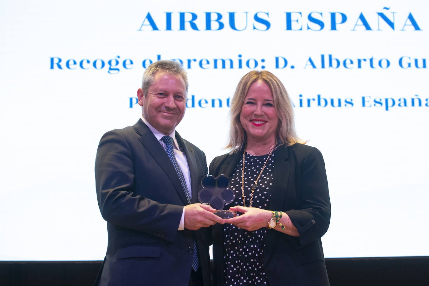 El Premio a la empresa que más ha contribuido a la construcción europea ha sido para Airbus España, y lo ha recogido Alberto Gutiérrez, Presidente de la compañía, de manos de Catalina de Miguel, Delegada de la Junta de Andalucía en Bruselas.