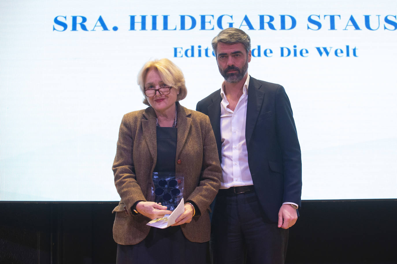 Hildegard Stausberg, Editora de Die Welt, recoge el Reconocimiento a la labor profesional, entregado por Luis Enríquez, Consejero Delegado de Vocento. 