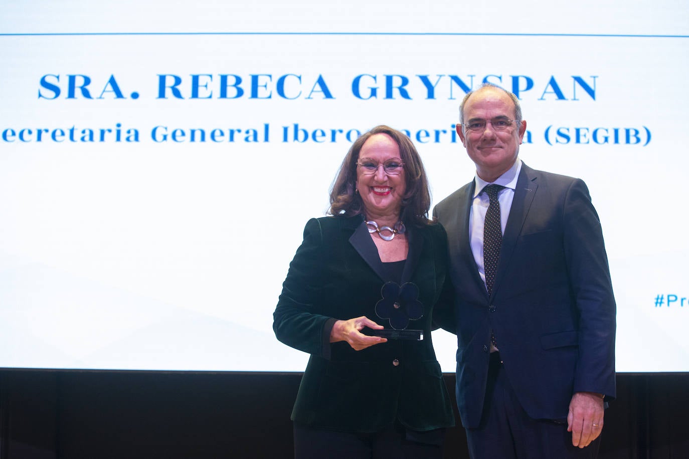 Rebeca Grynspan, Secretaria General Iberoamericana (SEGIB), recoge el Premio a la personalidad latinoamericana que más ha hecho por la construcción UE-América Latina, entregado por Jaume Duch, Portavoz del Parlamento Europeo y Director General de Comunicación.