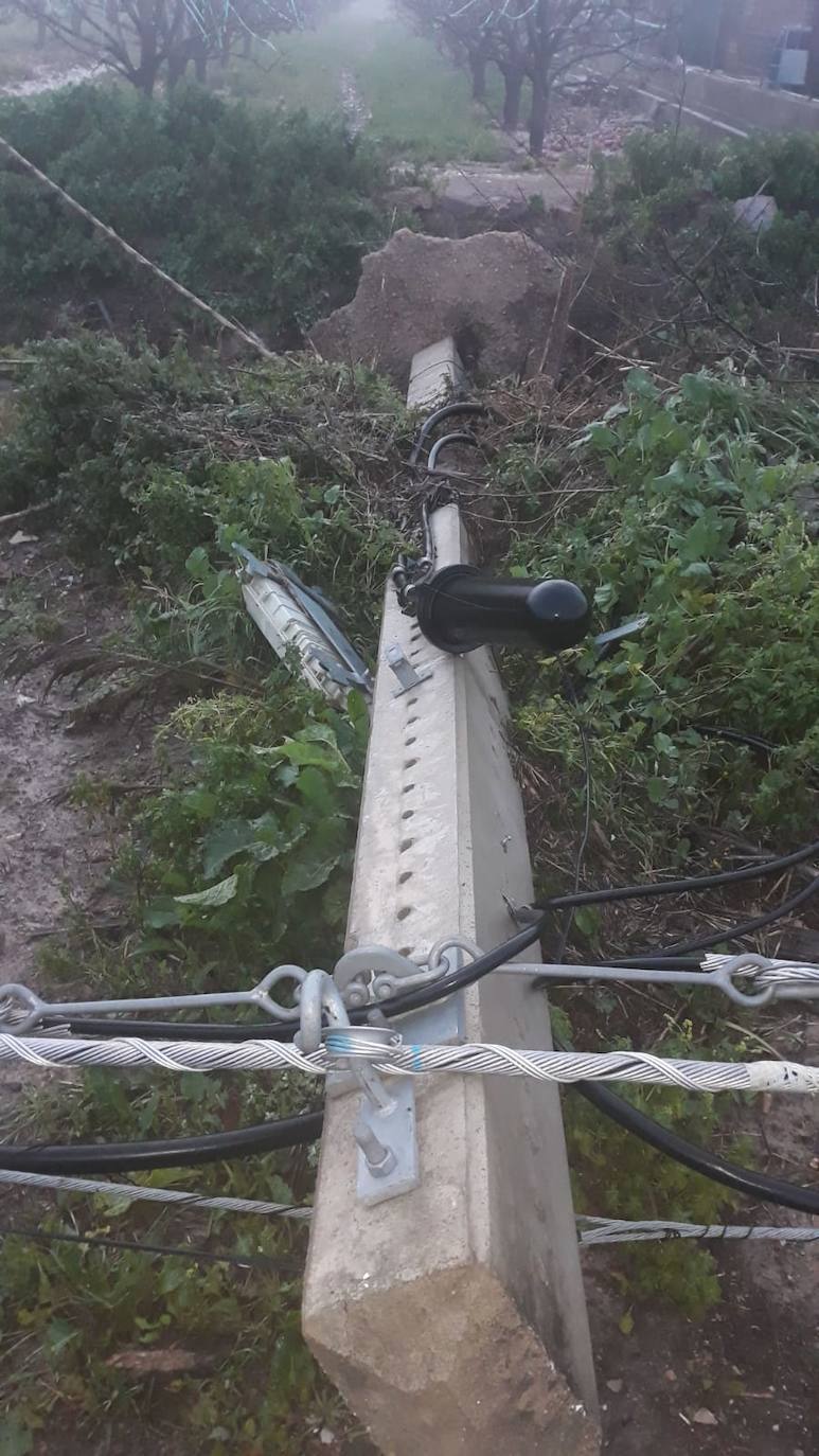 El temporal amaina tras dejar a su paso todo el litoral destrozado y lluvias de 800 litros, granizadas cerca del mar, desbordamiento de ríos, olas de hasta ocho metros, nevadas copiosas de casi 90 centímetros de espesor, rescates, pueblos aislados...
